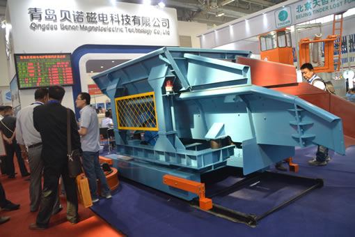 青島貝諾磁電科技有限公司展出的移動振動加料車