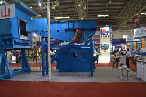 國機(jī)集團(tuán)捷邁機(jī)械鑄造展展臺(tái)展出的振動(dòng)落砂機(jī)、振動(dòng)輸送機(jī)、振實(shí)臺(tái)等振動(dòng)機(jī)械產(chǎn)品