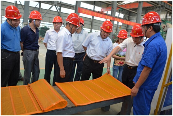 文振富一行參觀公司各項(xiàng)專(zhuān)利技術(shù)產(chǎn)品。