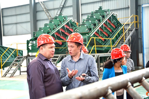 客戶參觀公司各項專利技術產(chǎn)品