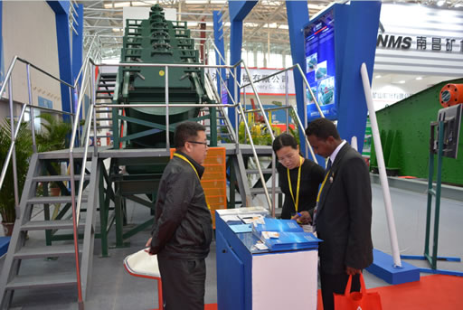 湖北鑫鷹環(huán)?？萍脊煞萦邢薰靖哳l振動細篩及聚酯篩網(wǎng)亮相2014（第十六屆）中國國際礦業(yè)大會