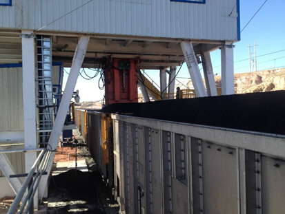 色連集運站第一列火車裝車