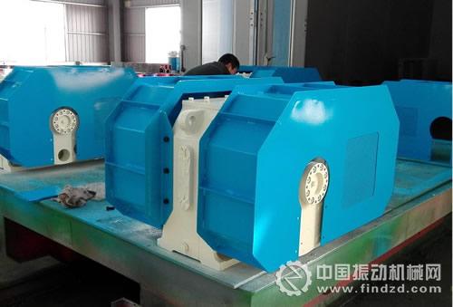 圖為正在吊裝的洛陽(yáng)虎踞礦山設(shè)備公司箱式激振器