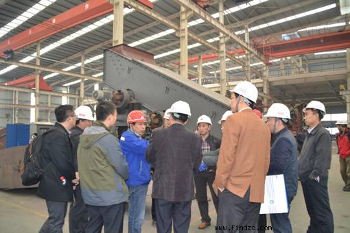 與會代表參觀河南威猛振動設(shè)備股份有限公司振動篩生產(chǎn)車間