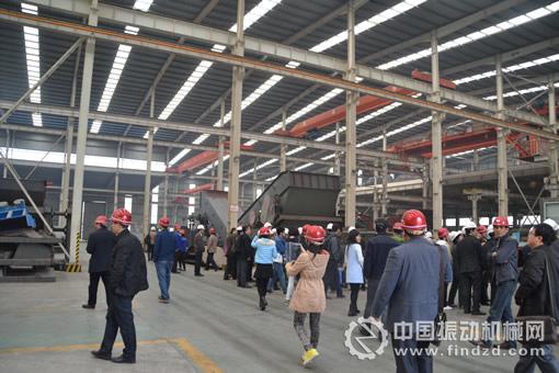 第六屆全國振動(dòng)利用工程學(xué)術(shù)會(huì)議代表參觀河南威猛振動(dòng)