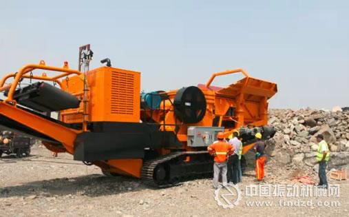 山寶CT710J 履帶式移動(dòng)破 開到現(xiàn)場(chǎng)后，先進(jìn)行簡(jiǎn)單的鋼結(jié)構(gòu)安裝。現(xiàn)場(chǎng)沒有請(qǐng)吊機(jī)，只用挖機(jī)助力即可，很簡(jiǎn)單。