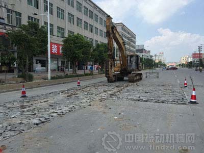 混凝土破碎機在如意路上作業(yè)。