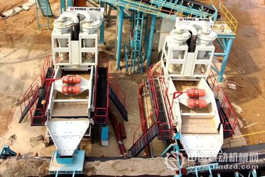 兩臺(tái)特雷克斯南方路機(jī)洗砂&not;&not;、脫水、細(xì)砂回收一體的FW200B型洗砂機(jī)