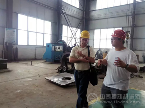 客戶到生產(chǎn)車間參觀機器加工過程，對康百萬機械公司的制造加工能力給予充分肯定