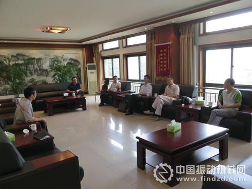 中國(guó)砂石協(xié)會(huì)胡幼奕等一行赴北京威克冶金公司考察、調(diào)研