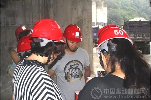 圖四：管理人員在觀察試車結(jié)果