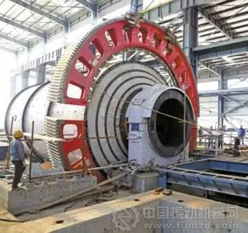 銅冠建安公司安裝人員在沙溪銅礦吊裝現(xiàn)場