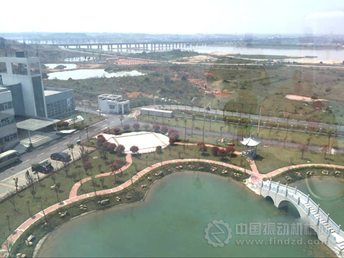 走進(jìn)泉嶺垃圾焚燒發(fā)電廠綠樹環(huán)繞中的廠房