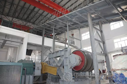 圖為古城礦膠帶式運輸機（皮帶）跑偏調試實驗現(xiàn)場，膠帶機采用頭部雙滾筒四電機驅動。