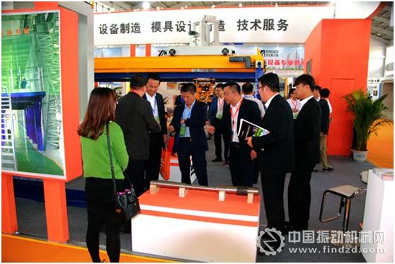 鞍重展臺前參觀客戶絡(luò)繹不絕