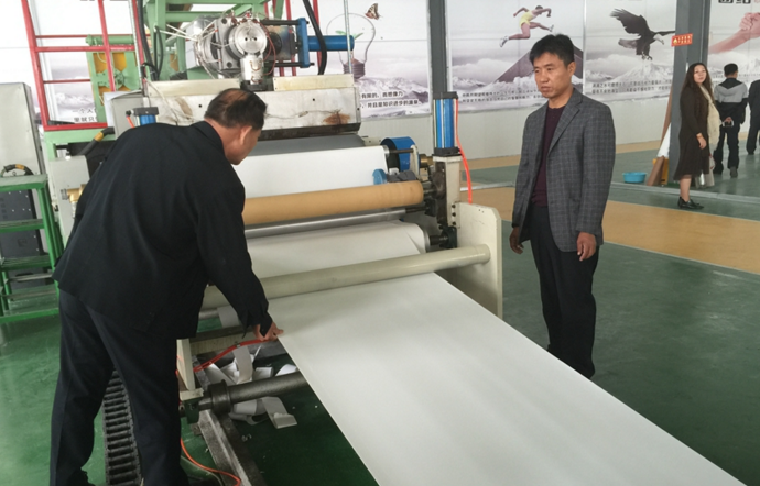 10年研發(fā) 兩項(xiàng)專(zhuān)利技術(shù)投產(chǎn) 71歲老人“變”石成紙