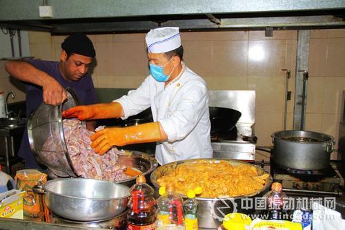 由于項(xiàng)目人多,做咖喱牛排的時(shí)候要從凌晨開始準(zhǔn)備。