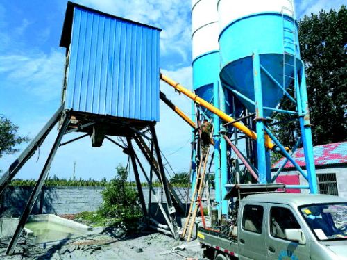 工作人員正在拆除設(shè)備控制室