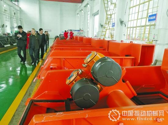 　寶石機(jī)械公司成都分公司專用車公司雙軌跡振動(dòng)篩生產(chǎn)現(xiàn)場