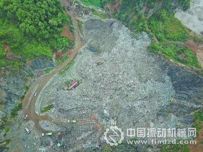  挖掘機(jī)正在對(duì)填埋垃圾分選、翻曬