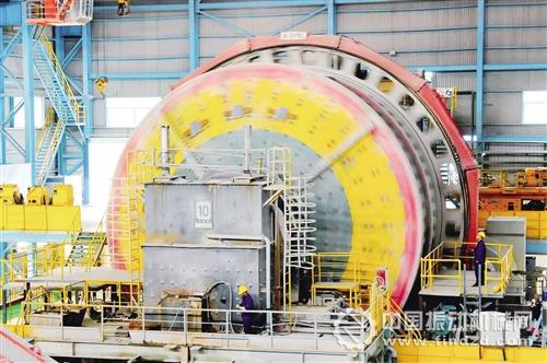 2月1日，德興銅礦大山選礦廠廠房內(nèi)，半自磨機正在運轉(zhuǎn)