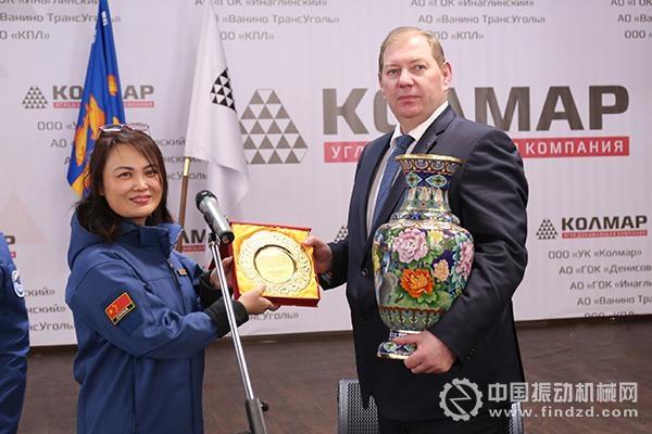 圖為北京中航美林機(jī)械設(shè)備有限責(zé)任公司總經(jīng)理許濤(左)向科馬爾公司總經(jīng)理廖文(右)贈(zèng)送紀(jì)念品