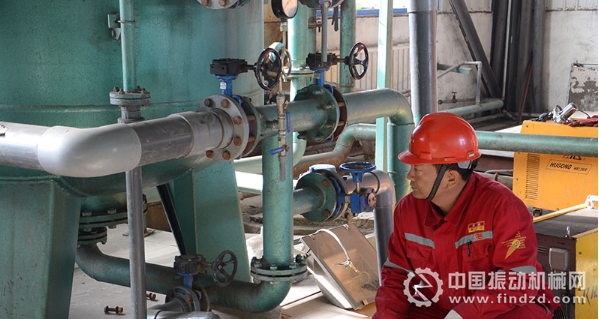 朱國(guó)強(qiáng)正在檢查設(shè)備