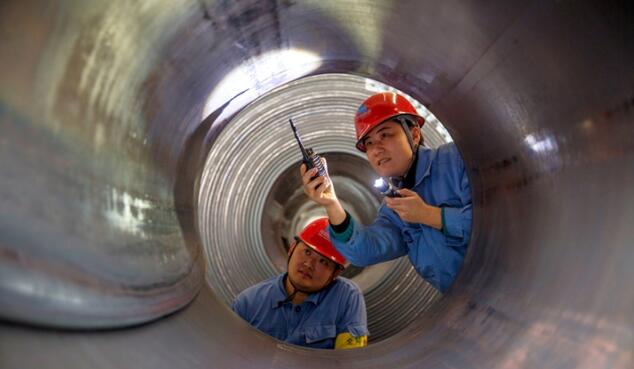 河鋼邯鋼員工正在檢測產(chǎn)品質(zhì)量