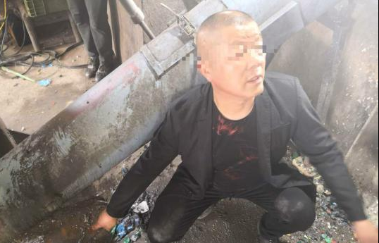 犯罪嫌疑人在加工廠內(nèi)指認污染現(xiàn)場 游小露 攝