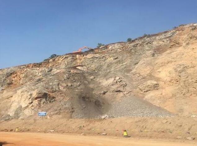 修復(fù)前的廢棄礦山寸草不生