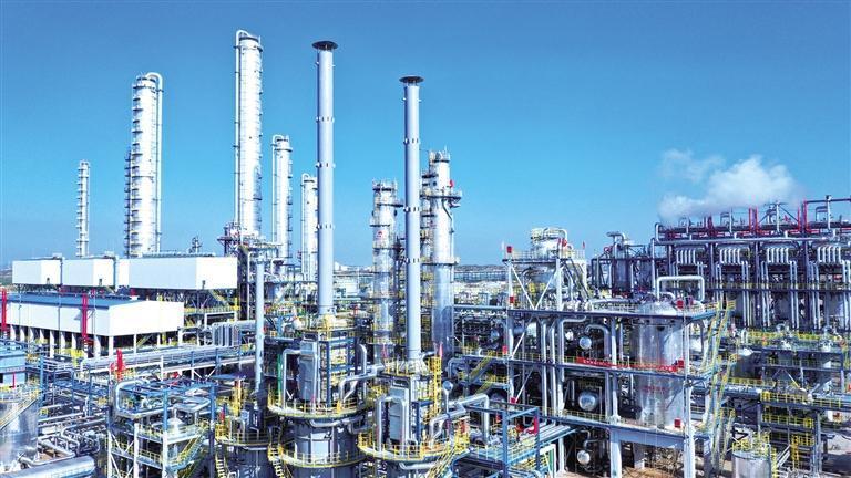 延長石油榆神50萬噸/年煤基乙醇項目生產(chǎn)裝置。 延長石油集團供圖