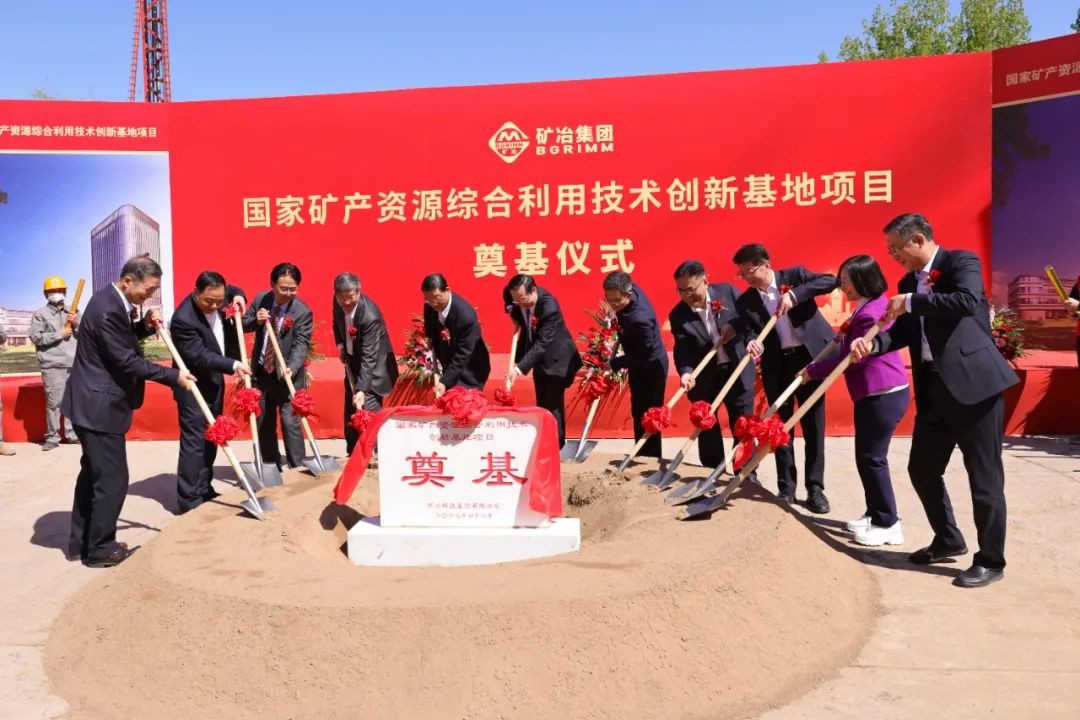 出席奠基儀式的領(lǐng)導(dǎo)和嘉賓為項目培土奠基。