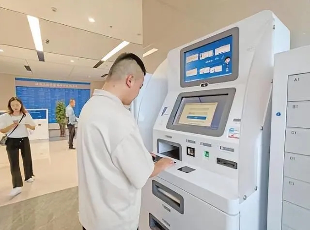 市民在自助服務(wù)終端一體機(jī)上辦理建筑垃圾準(zhǔn)運(yùn)證。