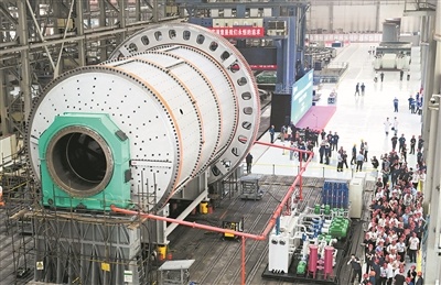 圖為中信重工機(jī)械股份有限公司自主研制的直徑8.2米、長(zhǎng)12.7米球磨機(jī)。受訪(fǎng)者供圖