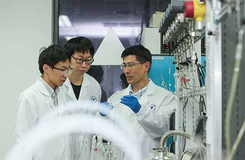 科研團(tuán)隊(duì)成員：從左往右為楊立峰、崔稷宇、邢華斌（文中圖片均由浙江大學(xué)提供）