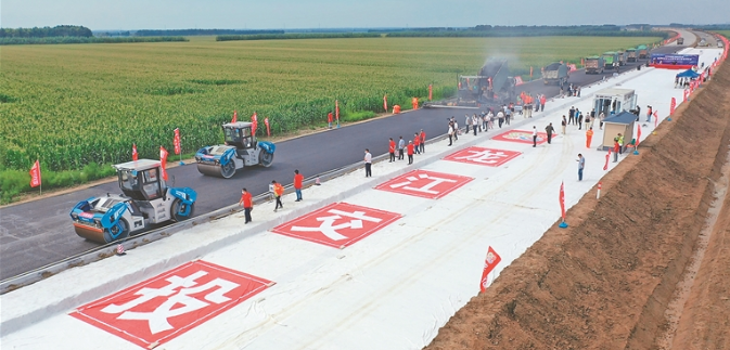 哈肇公路是我國(guó)高寒地區(qū)首次實(shí)現(xiàn)數(shù)字化無(wú)人施工的公路