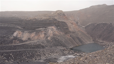 在寧夏賀蘭山汝箕溝礦區(qū)中槽火區(qū)，煤層燒空后引發(fā)部分山體滑坡